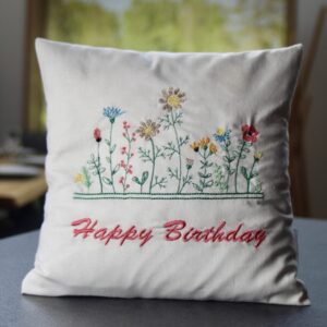 Zierkissen bestickt_blumenwiese-happybirthday Holzsinn