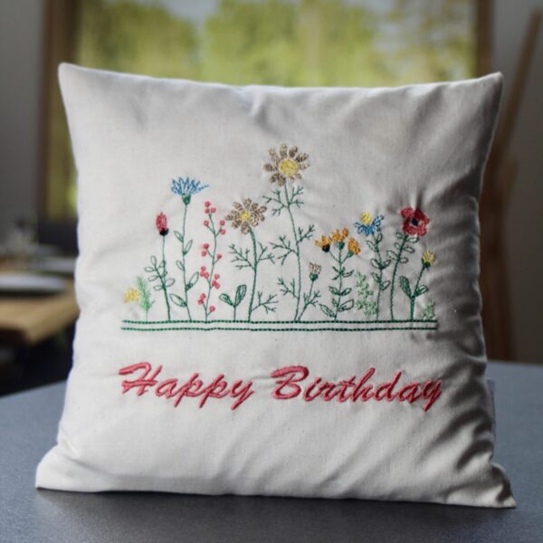 Zierkissen bestickt_blumenwiese-happybirthday Holzsinn