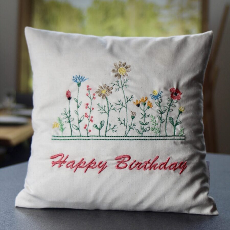 Zierkissen bestickt_blumenwiese-happybirthday Holzsinn
