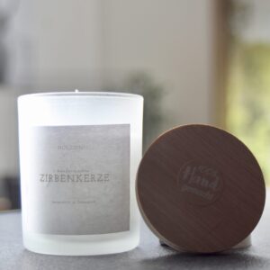 Zirbenduftkerze im Glas mit ätherischem Zirbenöl