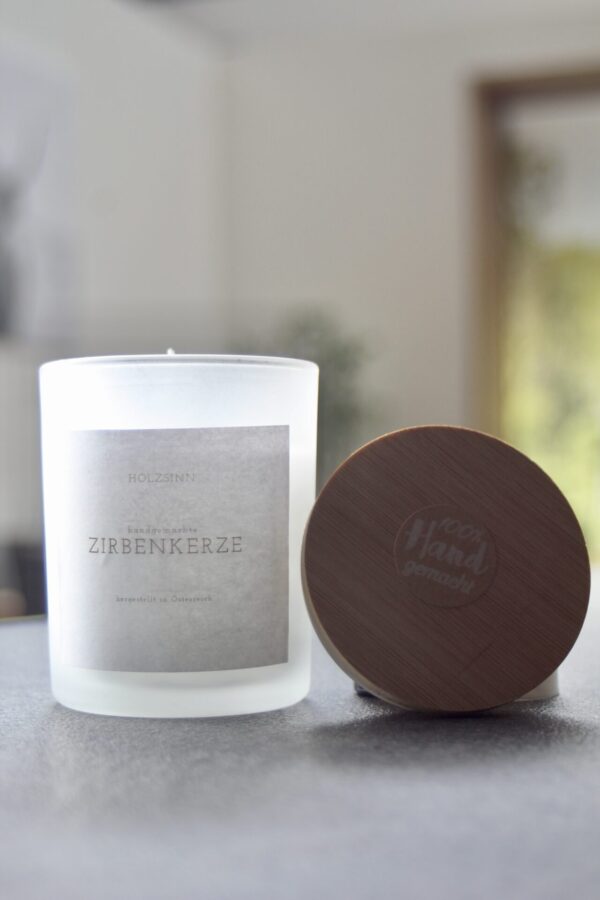 Zirbenduftkerze im Glas mit ätherischem Zirbenöl